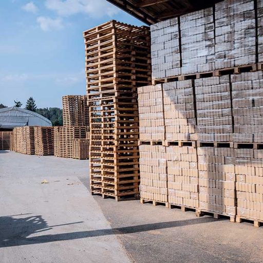 Die kroatische Firma Košćal produziert Holzpaletten verschiedenster Abmaße und erwirtschaftet aus den bei der Produktion anfallenden Holzresten zusätzlich RUF-Holzbriketts.