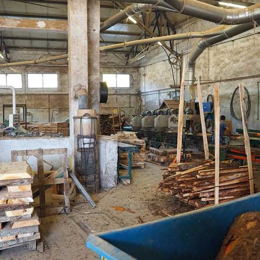 Der Weg zur fertigen Holzpalette führt bei Košćal über Baumstämme, die als Rohmaterial gekauft werden. In der Produktion werden sie mit Bandsägen und Mehrblattsägen zugeschnitten und anschließend in der Montage großteils automatisiert zusammengebaut.