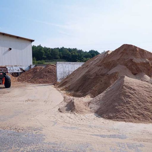 Bei der Palettenproduktion fallen Holzspäne und Sägemehl unterschiedlicher Art und Größe an.