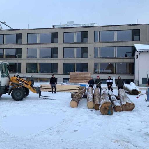 Das richtige Qualifizieren des Rundholzes will gelernt sein – abwechslungsreicher Unterricht an der frischen Luft derzeit möglich. (Fotos: Holztechnikum Kuchl)