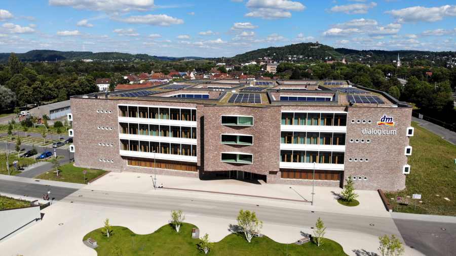 Das interessant gestaltete Firmengebäude in der Außenansicht. Foto: IFN/dm-drogerie markt GmbH/Tobias Rieger (Fotograf)