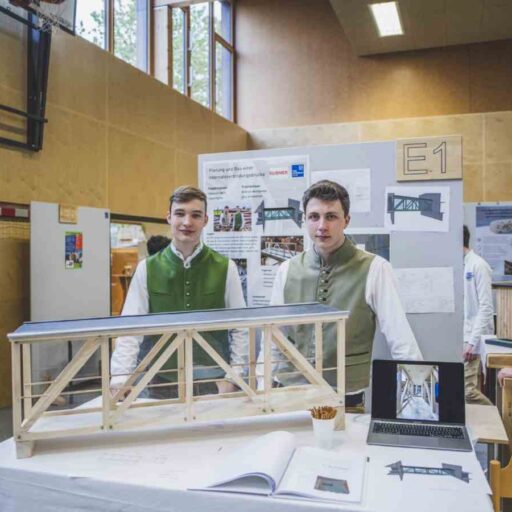 Jonas Pacher aus Rangersdorf/Ktn. (re.) und Sebastian Hechl aus Kössen/Tirol planten die neue Brücke zwischen den Internaten des Holztechnikums gemeinsam mit RUBNER Holzbau. Ihr Abschluss-Projekt für die Fachschule kann am 17. Juni auch am „Tag der offenen Tür“ besichtigt werden und wird im Sommer im Zuge des Internat-Neubaus gebaut und installiert.