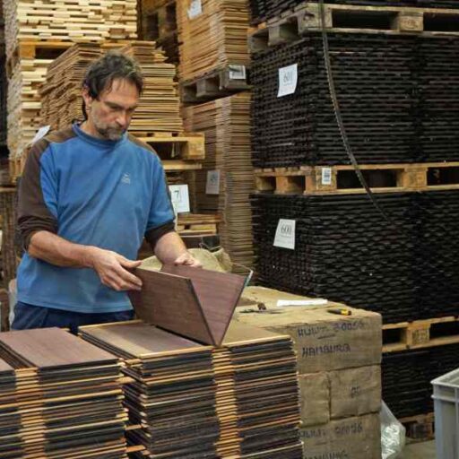 Armin Hanika stapelt das Holz auf. (Foto: Hanika Gitarrenbau)