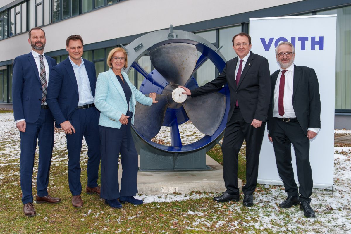 v.l.n.r.: Reinhold Schneider (Managing Director Voith Hydro St. Pölten), Martin Blum (Geschäftsführer Blum), Johanna Mikl-Leitner (Landeshauptfrau Niederösterreich), Matthias Stadler (Bürgermeister St. Pölten), Gerhard Seyrling (CEO Voith Hydro Austria) © Blum