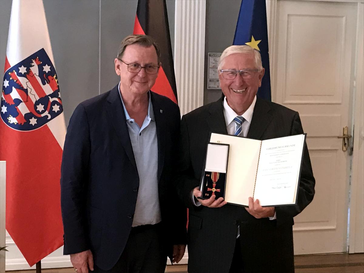 Thüringens Ministerpräsident Bodo Rame-low (links im Bild) überreicht Paulus Netteln-stroth das Verdienstkreuz am Bande der Bundresrepublik Deutschland. (Foto: Nestro)