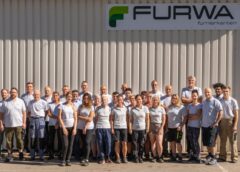 Das Team der Furwa Furnierkanten GmbH vor dem Firmensitz im bayerischen Walkertshofen. Foto: Furwa Furnierkanten GmbH.