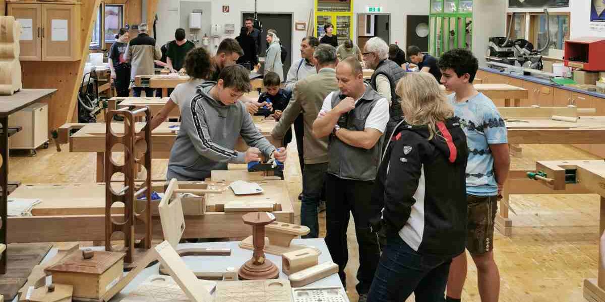 Anlässlich des Tages der offenen Tür am 15. Oktober 2022 konnten die Besucher selbst in der HTK-Werkstätte mitarbeiten. (Foto: Holztechnikum Kuchl)