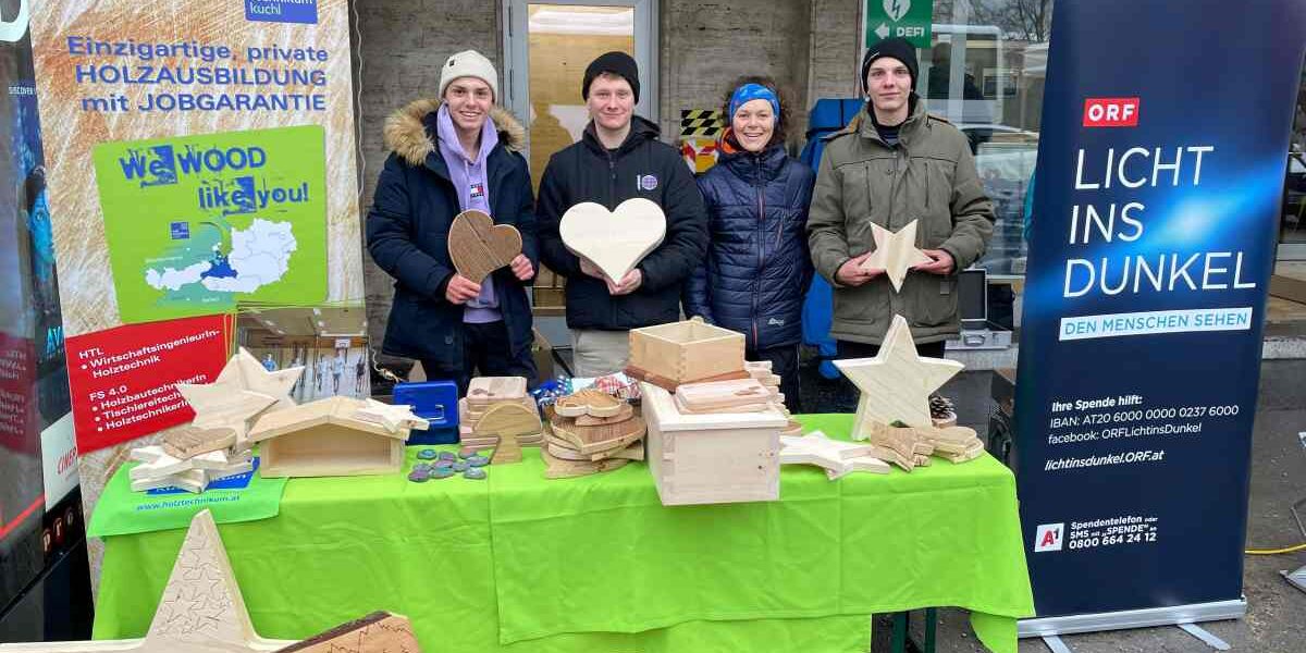 Auch heuer wieder können Holzdekoartikel auf der Schranne (Eingang Garage, bei den Bushaltestellen) gegen Spenden erworben werden. (Foto: Holztechnikum Kuchl)