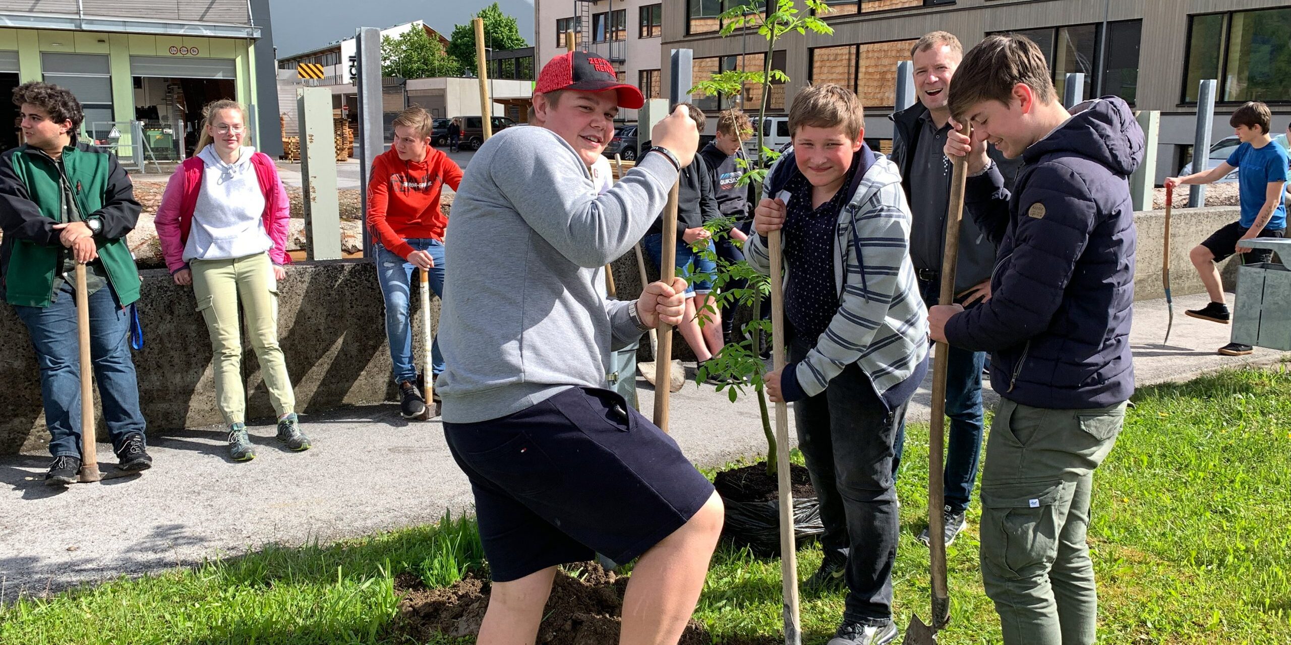 Gemeinsame Pflanzaktion stärkt den Zusammenhalt und die Schul-Gemeinschaft – die Esche bekam den Platz vor der Werkstättenhalle (Foto: Holztechnikum Kuchl)