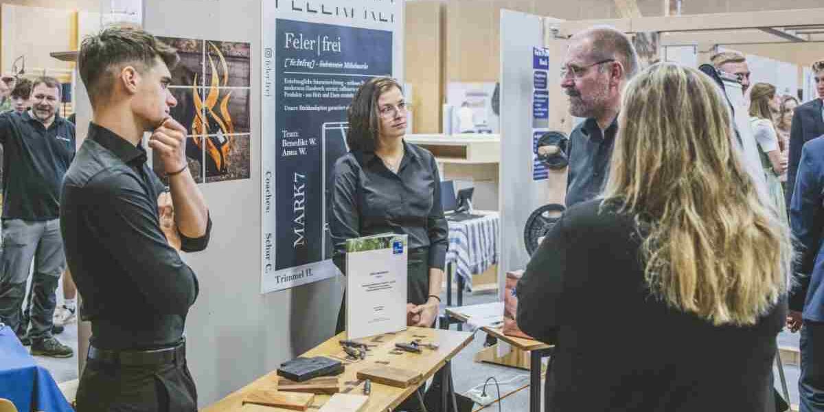 Anna Wieland aus Tamsweg/Sbg. (re.) und Benedikt Wallner aus Raipoltenbach/NÖ im Gespräch mit Besuchern des HTK-Awards. Ihr Projekt „Felerfrei“ wurde auch für das Bundesfinale des Forschungs-Wettbewerbs „Jugend Innovativ“ nominiert. Sie erhielten die Gold-Auszeichnung beim HTK-Award 2023. (Fotos: Holztechnikum Kuchl)