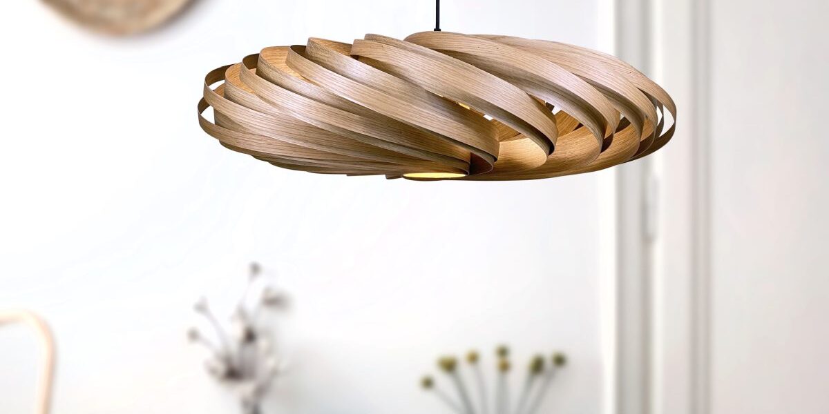 Wunderschöne Furnierleuchte in Spiralform. (Foto: IFN/Gofurnit GmbH)